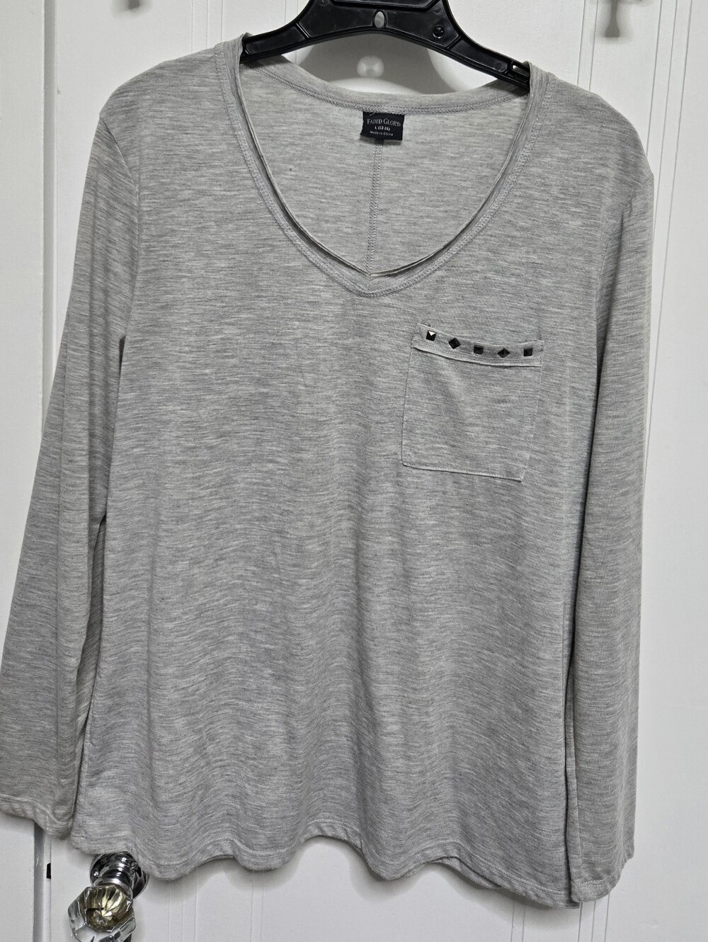Faded Glory Light Gray V-Neck Long Sleeve Top with Stud Pocket